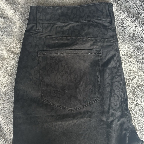 Ann Taylor Curvy Fit Leopard Print 5-Pocket Jean in Black Size 10 EUC - Picture 3 of 9